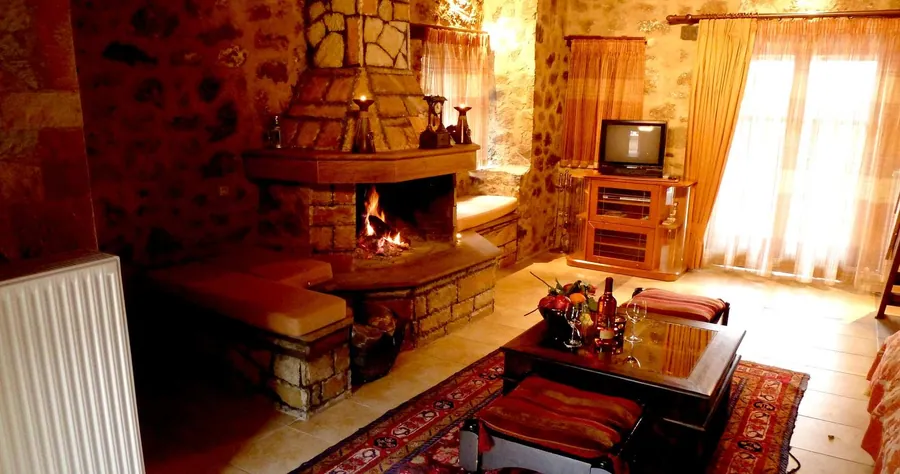 Το διαμέρισμα σοφίτα με το τζάκι και την ξύλινη σκάλα